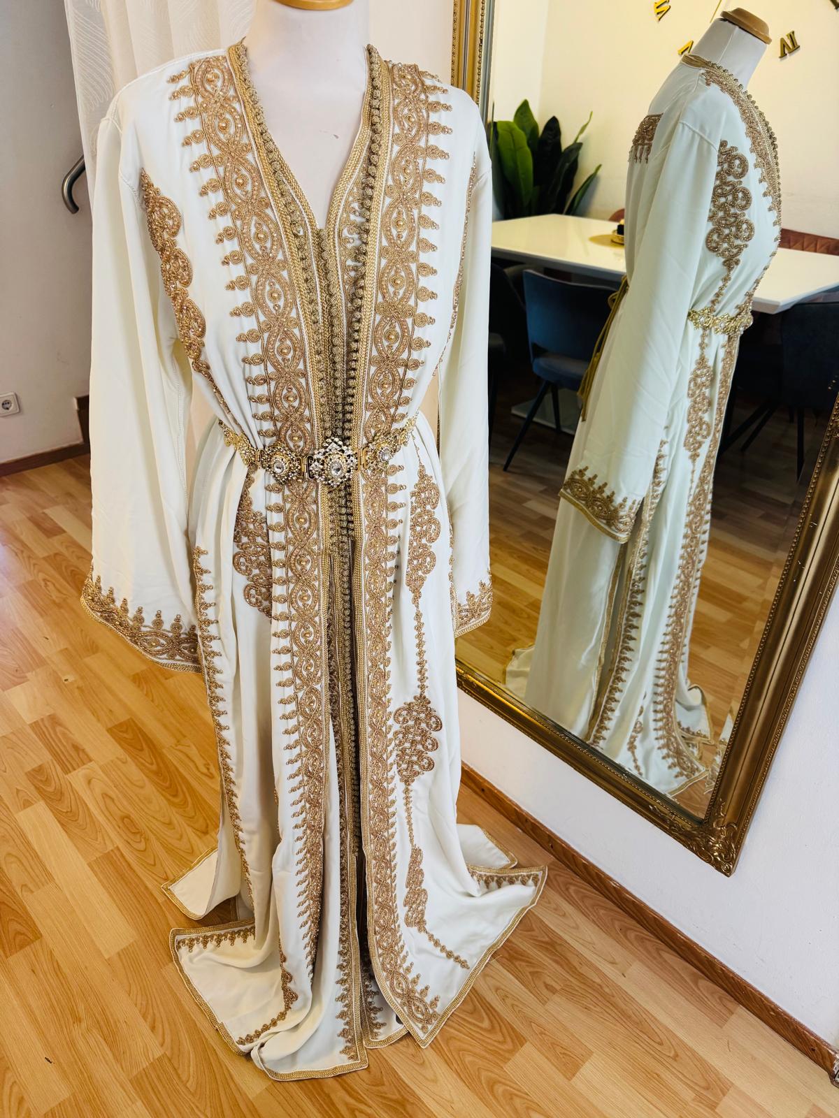 Tauche ein in orientalische Pracht mit diesem edlen marokkanischen Kaftan für Damen. In strahlendem  weiss und mit goldener Stickerei verziert, ist dieses handgefertigte Zweiteiler-Set perfekt für Ramadan, Hochzeiten, Verlobungen oder besondere Anlässe.