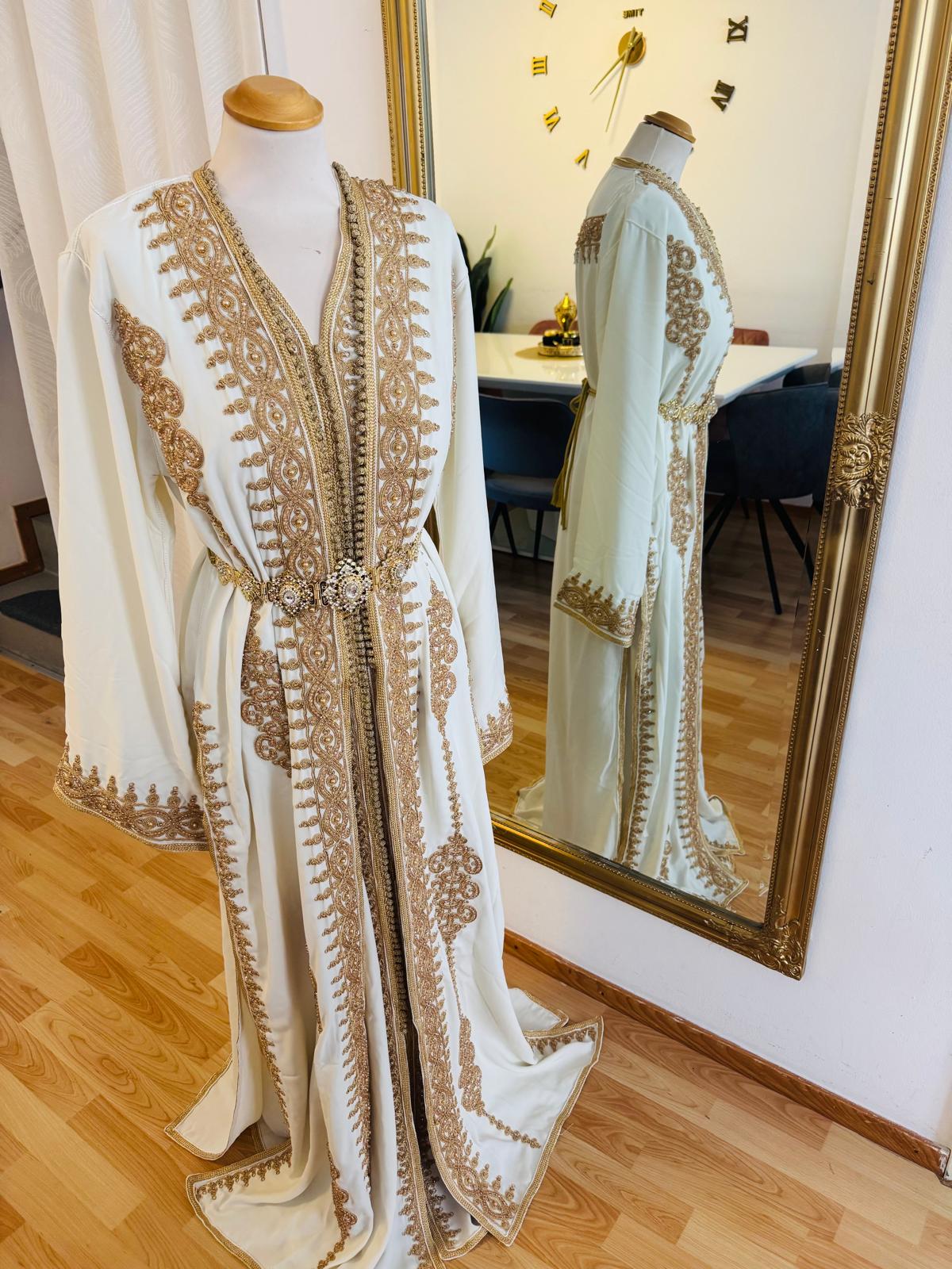 Tauche ein in orientalische Pracht mit diesem edlen marokkanischen Kaftan für Damen. In strahlendem  weiss und mit goldener Stickerei verziert, ist dieses handgefertigte Zweiteiler-Set perfekt für Ramadan, Hochzeiten, Verlobungen oder besondere Anlässe.