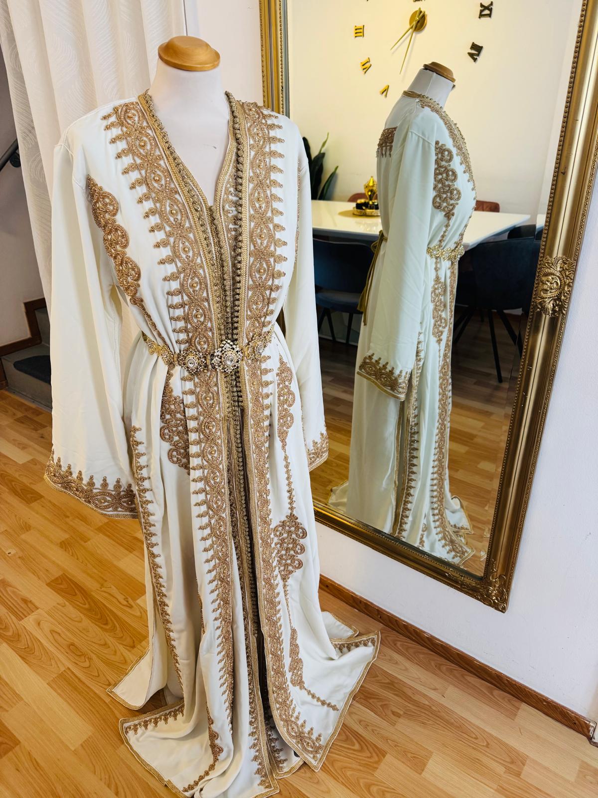 Tauche ein in orientalische Pracht mit diesem edlen marokkanischen Kaftan für Damen. In strahlendem  weiss und mit goldener Stickerei verziert, ist dieses handgefertigte Zweiteiler-Set perfekt für Ramadan, Hochzeiten, Verlobungen oder besondere Anlässe.