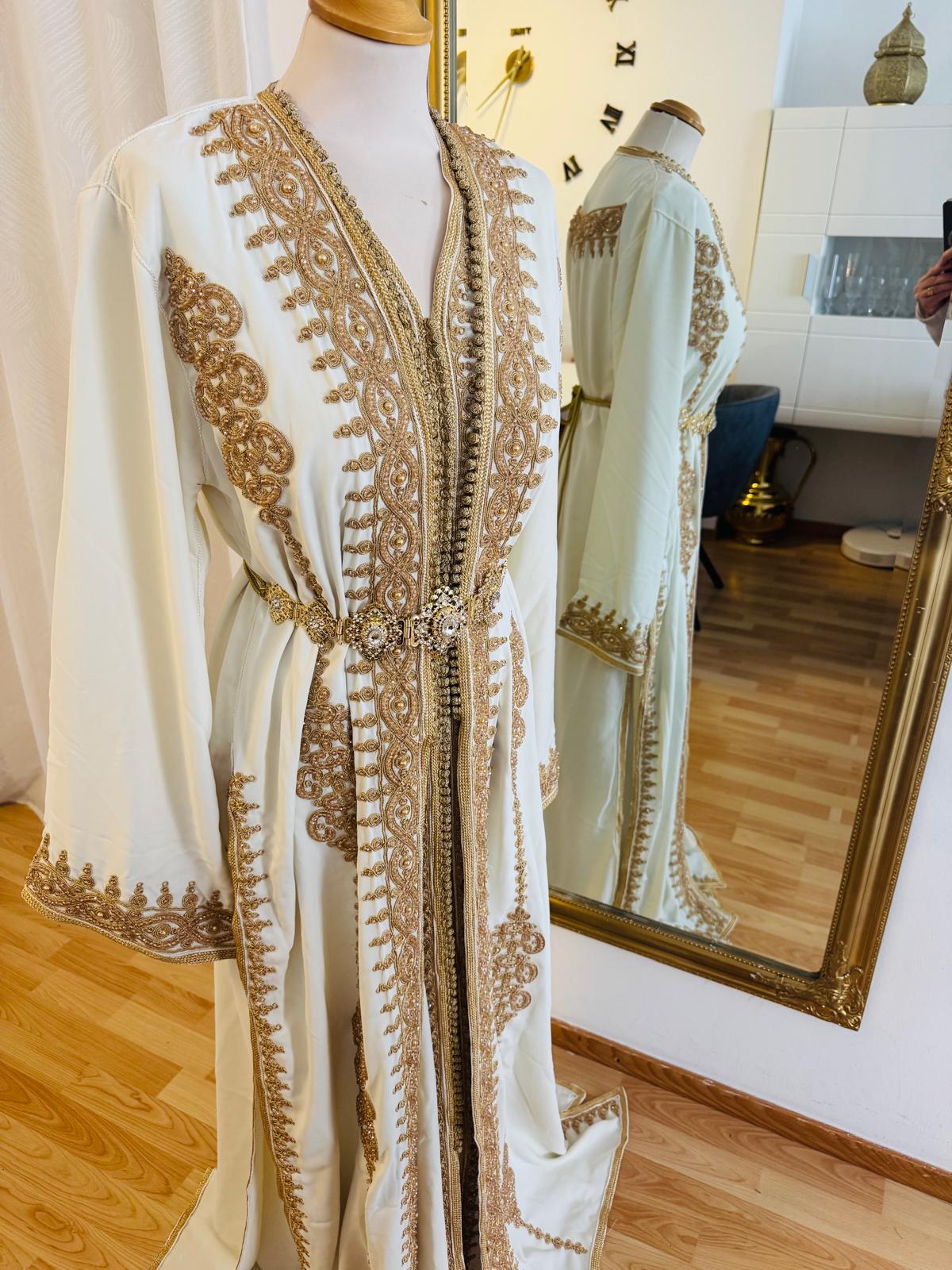Tauche ein in orientalische Pracht mit diesem edlen marokkanischen Kaftan für Damen. In strahlendem  weiss und mit goldener Stickerei verziert, ist dieses handgefertigte Zweiteiler-Set perfekt für Ramadan, Hochzeiten, Verlobungen oder besondere Anlässe.